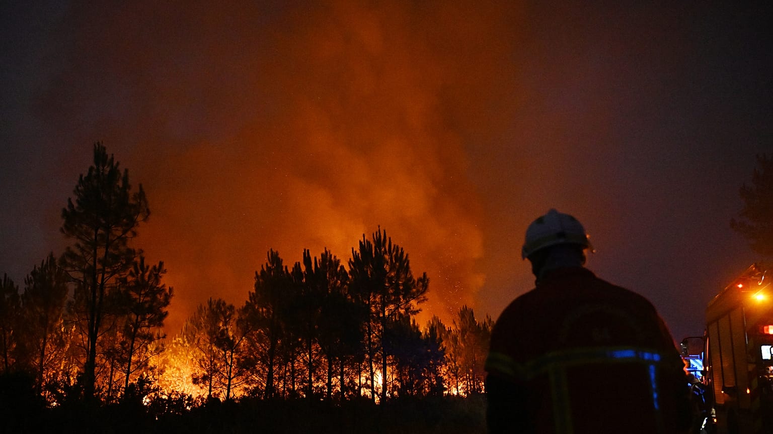 Des pompiers luttent contre un incendie près de Lanton, dans le cadre des feux de forêt qui ravagent le sud-ouest de la France, ce mardi 28 juillet 2026.