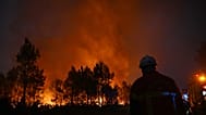 Des pompiers luttent contre un incendie près de Lanton, dans le cadre des feux de forêt qui ravagent le sud-ouest de la France, ce mardi 28 juillet 2026.