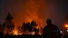 Des pompiers luttent contre un incendie près de Lanton, dans le cadre des feux de forêt qui ravagent le sud-ouest de la France, ce mardi 28 juillet 2026.