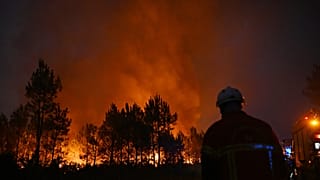 Des pompiers luttent contre un incendie près de Lanton, dans le cadre des feux de forêt qui ravagent le sud-ouest de la France, ce mardi 28 juillet 2026.