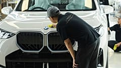 Foto de archivo, trabajadores limpian un coche BMW en el BMW Production Network 2 de la planta Gaya Motor en Yakarta, Indonesia, viernes, 11 de julio de 2025.