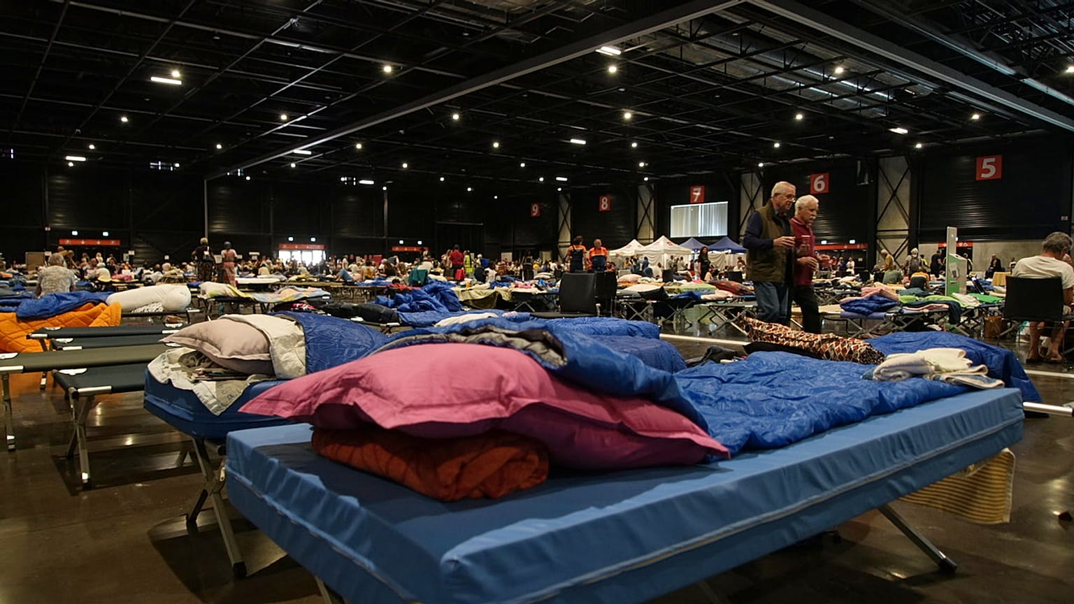Des lits de camp destinés aux personnes évacuées ont été installés mardi 28 juillet 2026 dans un centre d'hébergement d'urgence à Bordeaux.