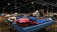 Des lits de camp destinés aux personnes évacuées ont été installés mardi 28 juillet 2026 dans un centre d'hébergement d'urgence à Bordeaux.