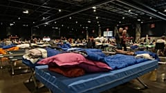 Раскладушки для эвакуированных установили во вторник, 28 июля 2026 года, в центре временного размещения в Бордо.