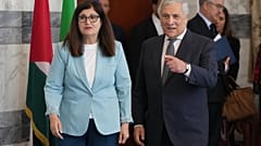 Il ministro degli Esteri Antonio Tajani e la ministra palestinese  Varsen Aghabekian al loro arrivo per l'apertura della riunione