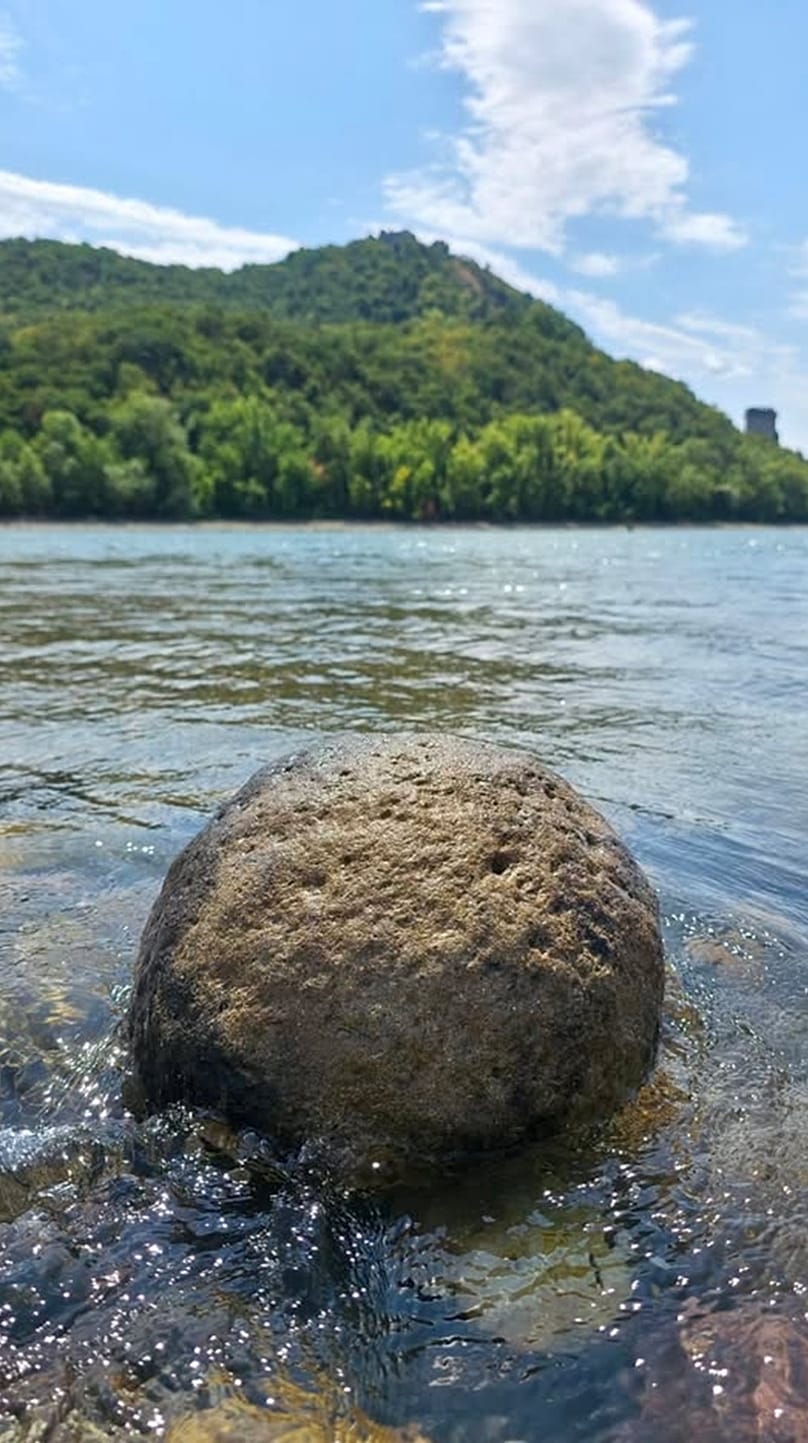 Rejtélyes kőgolyó a Dunában