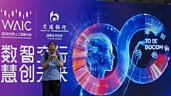 ARCHIVO - Un visitante permanece junto a un cartel de la Conferencia Mundial de IA en Shanghái, China, el 17 de julio de 2026. (Foto AP/Ng Han Guan)