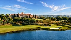 La casa club y el green del hoyo 18 en el club de golf y campo Monte Rei