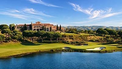 Monte Rei golf ve country kulübünün kulüp binası ve 18. green’i