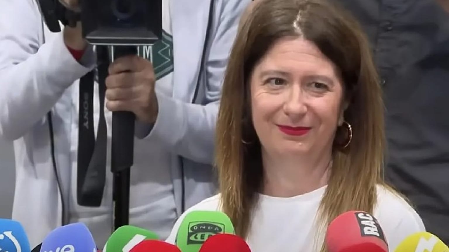 Leire Díez habla con la prensa.