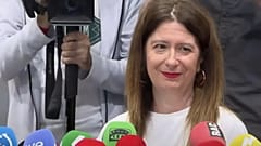 Leire Díez habla con la prensa.