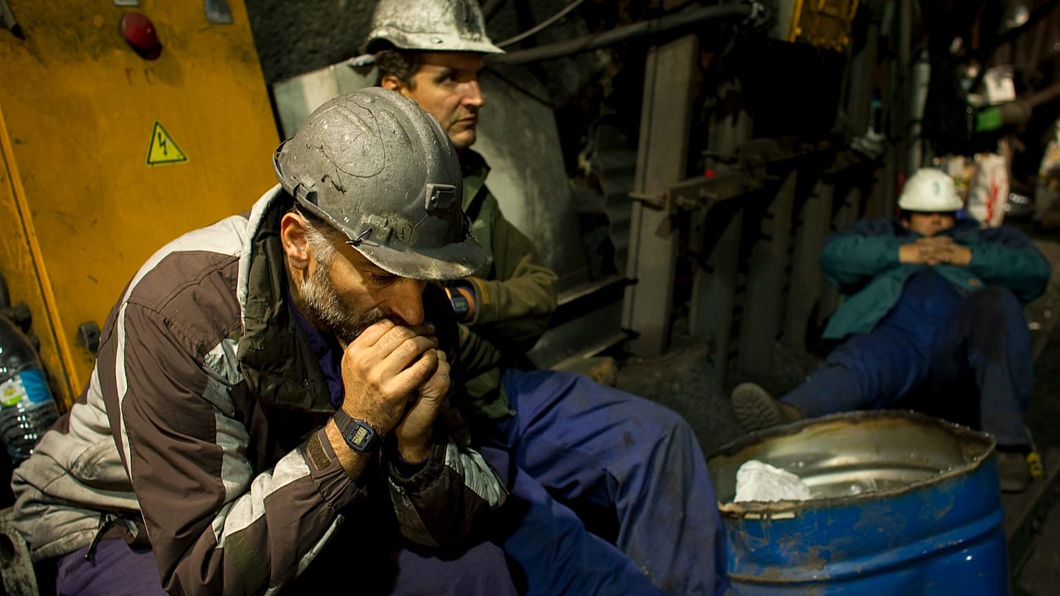 Mineros descansan en el interior de la mina Las Cuevas, cerca de la localidad de Velilla del Río Carrión, en el norte de España, el viernes 10 de septiembre de 2010.