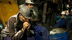 Mineros descansan en el interior de la mina Las Cuevas, cerca de la localidad de Velilla del Río Carrión, en el norte de España, el viernes 10 de septiembre de 2010.