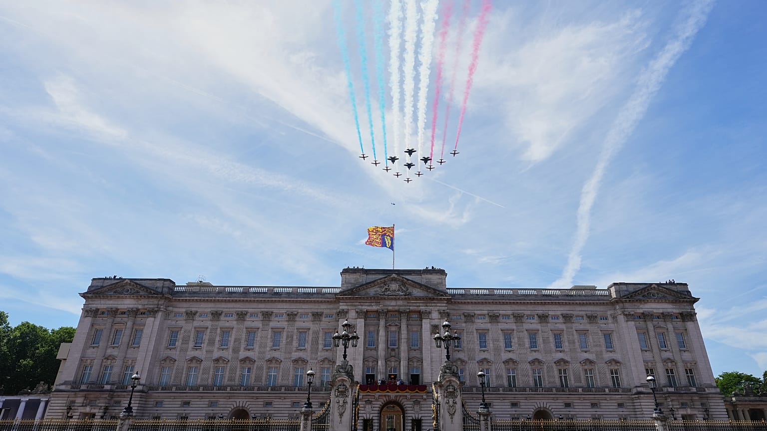 Vadászbombázók húznak el a Buckingham-palota fölött