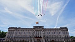 Vadászbombázók húznak el a Buckingham-palota fölött