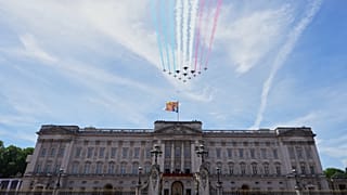 Vadászbombázók húznak el a Buckingham-palota fölött