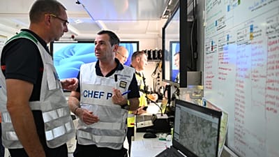Bombeiros definem estratégias de combate num centro de comando perto de Claouey, no sudoeste de França, 29 de julho de 2026.