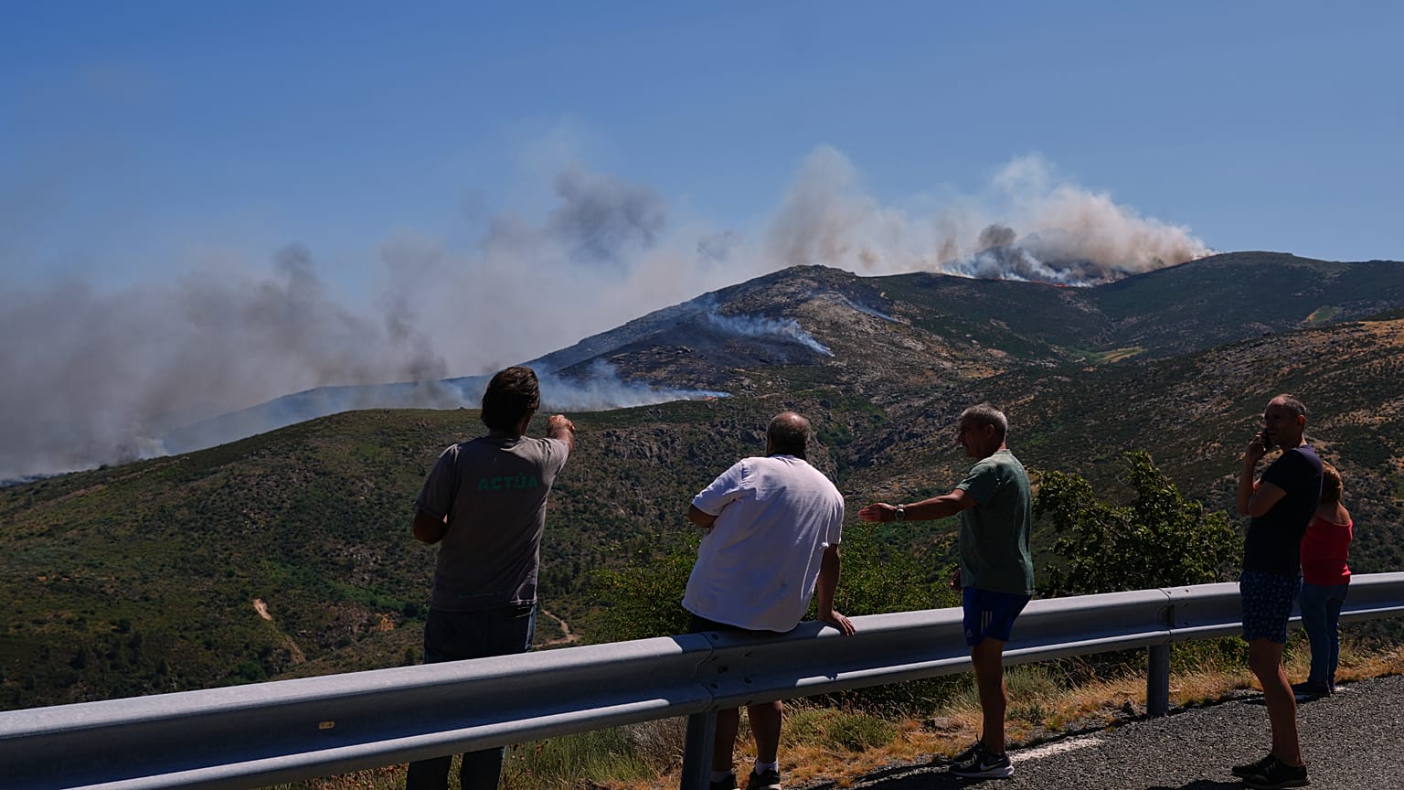 Fumo e fiamme si alzano mentre un incendio boschivo avanza vicino a Burgohondo, nella provincia di Ávila, in Spagna.