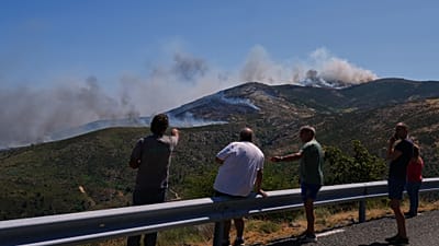 Rauch und Flammen steigen auf: Ein Waldbrand rückt nahe Burgohondo in der Provinz Ávila in Spanien vor.