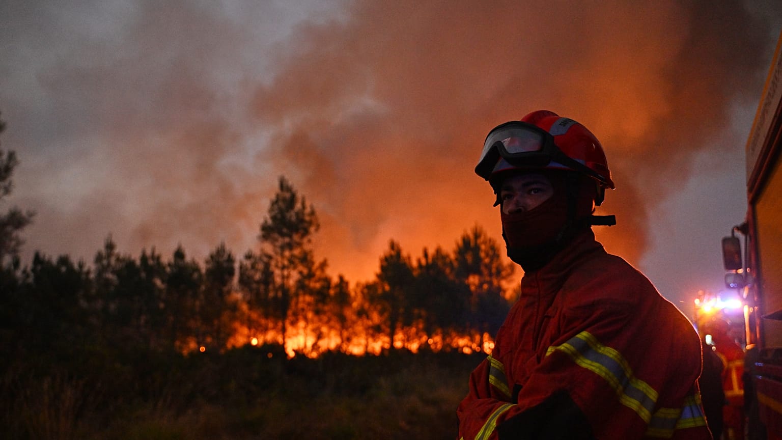 Feuerwehrleute bekämpfen einen Brand außerhalb von Lanton während der Waldbrände im Südwesten Frankreichs am Dienstag, dem 28. Juli 2026.