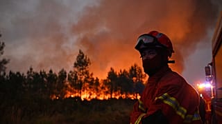 Feuerwehrleute bekämpfen einen Brand außerhalb von Lanton während der Waldbrände im Südwesten Frankreichs am Dienstag, dem 28. Juli 2026.