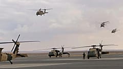 Helicópteros Black Hawk participaron en simulacro de rescate de rehenes en una base militar cerca de Zarqa, Jordania, el 28 de enero de 2018, Jordania celebró la entrega