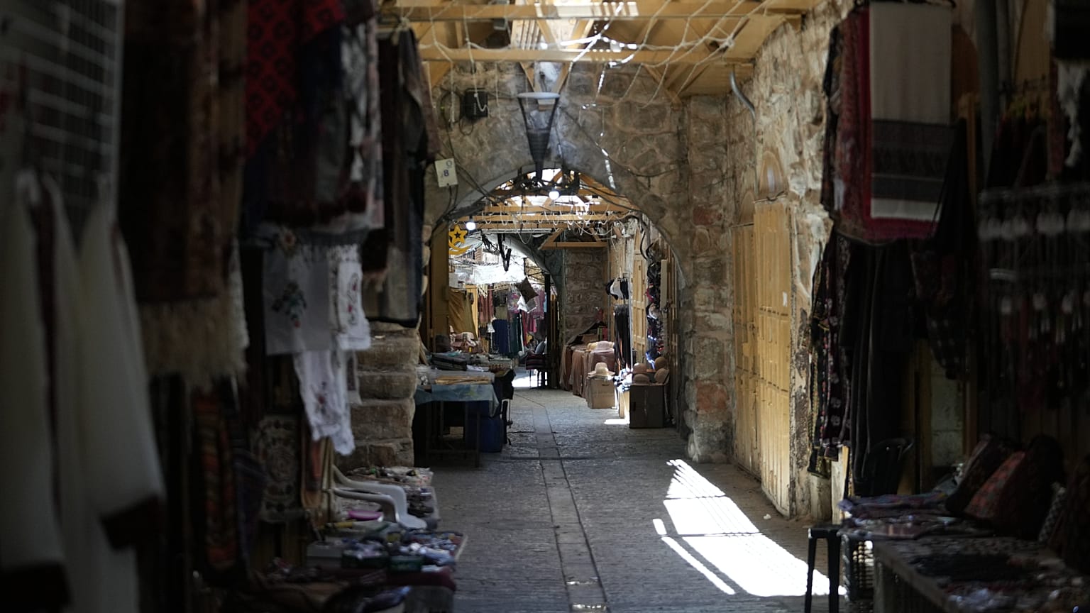 طفل فلسطيني يركب دراجته في وسط مدينة الخليل بالضفة الغربية الاثنين 27 يوليو 2026. (AP Photo/محمود إيلين)