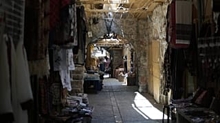 طفل فلسطيني يركب دراجته في وسط مدينة الخليل بالضفة الغربية الاثنين 27 يوليو 2026. (AP Photo/محمود إيلين)