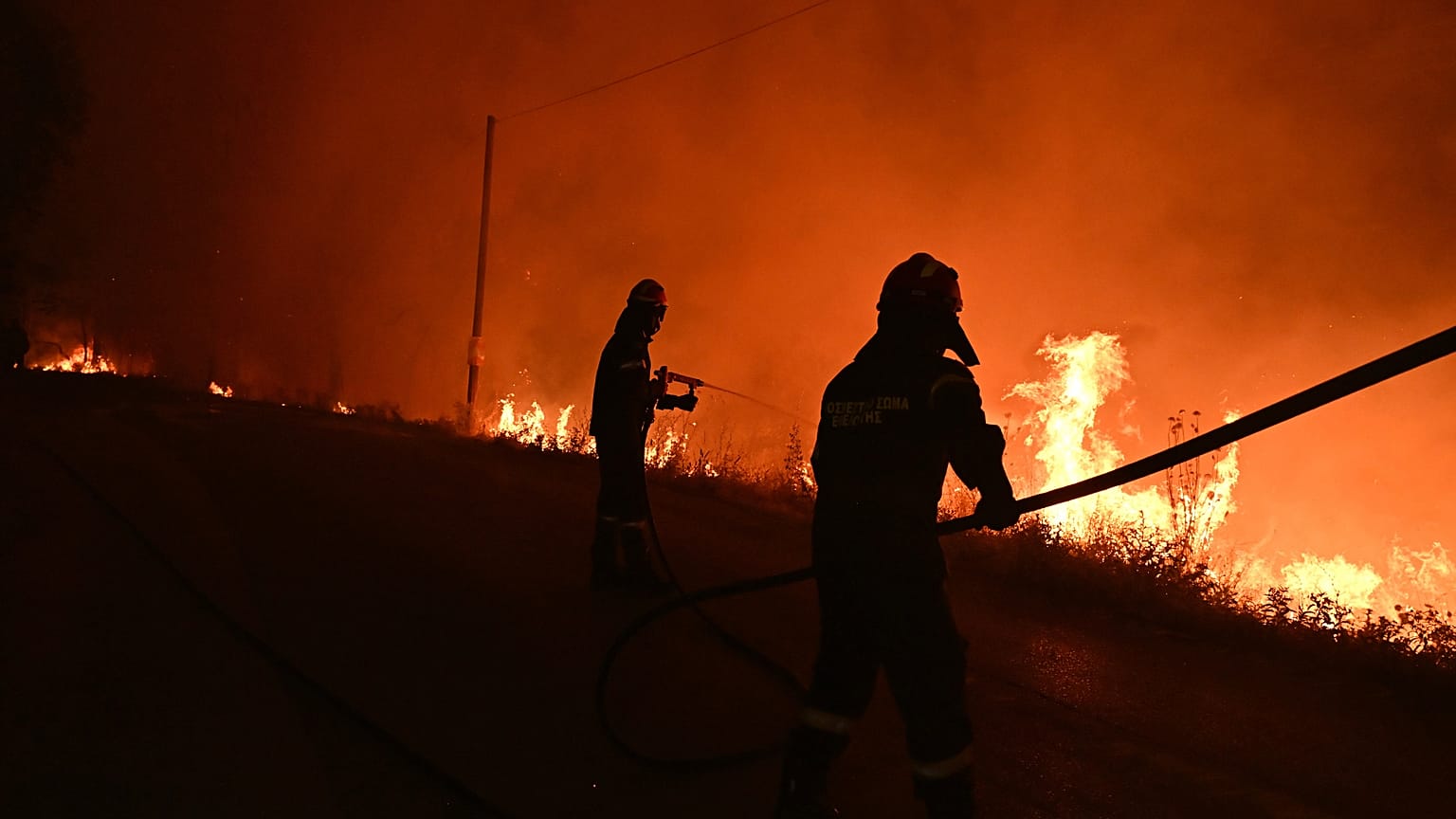 Έλληνες πυροσβέστες στη μάχη με τις φλόγες - φώτο αρχείου