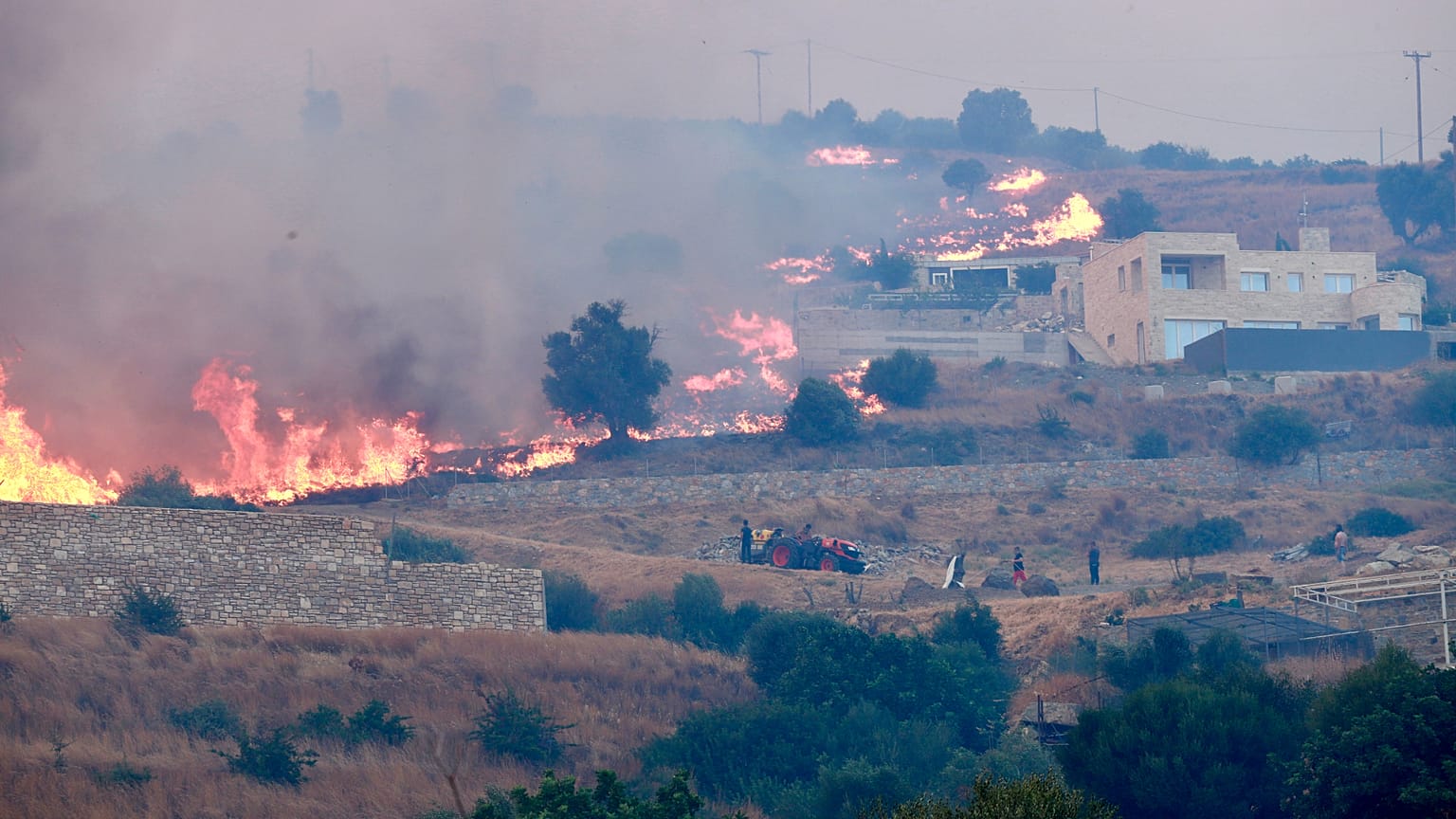 Φωτιά καίει χαμηλή βλάστηση στην Κρύα Βρύση Ρεθύμνου Κρήτης