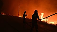 Los bomberos griegos combaten las llamas, foto de archivo