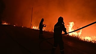 Έλληνες πυροσβέστες στη μάχη με τις φλόγες - φώτο αρχείου
