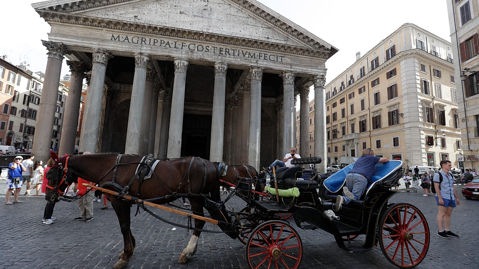 Una botticella trainata da un cavallo di fronte al Patheon 