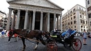 Una botticella trainata da un cavallo di fronte al Patheon 