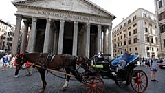 Eine kleine Pferdekutsche vor dem Pantheon