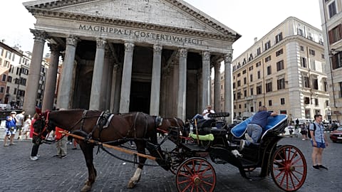 A horse-drawn carriage in front of the Pantheon