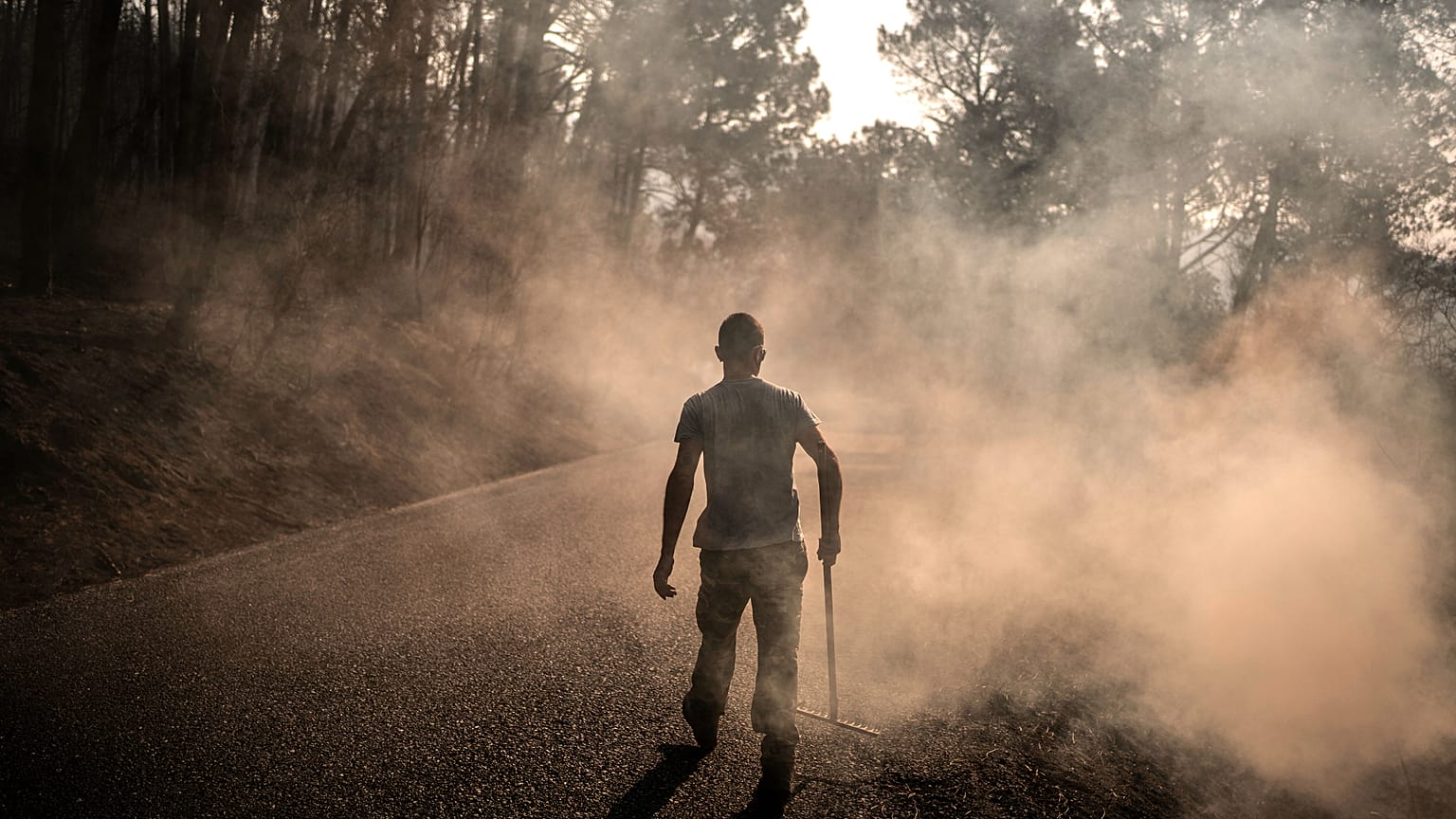 Un hombre trabaja para extinguir los focos de incendio en una zona afectada por un incendio forestal cerca de Casavieja, provincia de Ávila, España, el 29 de julio de 2026.