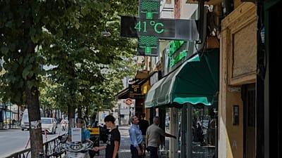 Archivaufnahme: Ein Mann betrachtet das Thermometer einer Apotheke in Tirana, Albanien.