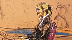 E. Jean Carroll słucha, gdy adwokat byłego prezydenta Donalda Trumpa przedstawia argumenty sędziom w sądzie federalnym na Manhattanie, 6 września 2024 r. w Nowym Jorku