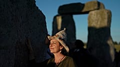 ARCHIVO: Un participante celebra el solsticio de verano, el día más largo del año, en Stonehenge, cerca de Salisbury, Inglaterra, 21 de junio de 2026