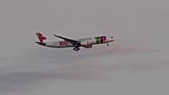 Um Airbus A330 da TAP Air Portugal aproxima-se para aterrar em Lisboa ao nascer do sol, na quarta-feira, 14 de maio de 2025. (Foto AP/Armando Franca)