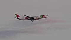 Un Airbus A330 de TAP Air Portugal se aproxima para aterrizar en Lisboa al amanecer, el miércoles, 14 de mayo de 2025. (Foto AP/Armando Franca)