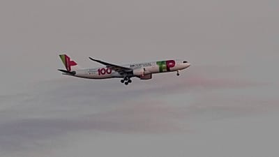 Um Airbus A330 da TAP Air Portugal aproxima-se para aterrar em Lisboa ao nascer do sol, na quarta-feira, 14 de maio de 2025. (Foto AP/Armando Franca)