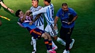 El español Gavi, a la izquierda, cae al suelo mientras se enzarza en un forcejeo con el argentino Leandro Paredes (5) y Thiago Almada durante la final del Mundial de fútbol en