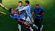 El español Gavi, a la izquierda, cae al suelo mientras se enzarza en un forcejeo con el argentino Leandro Paredes (5) y Thiago Almada durante la final del Mundial de fútbol en