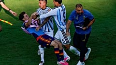 Hiszpan Gavi, po lewej, upada na murawę w przepychance z Argentyńczykiem Leandro Paredesem (5) i Thiago Almadą podczas finału piłkarskich MŚ w