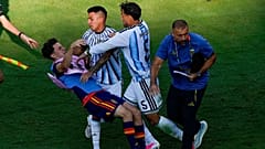 El español Gavi, a la izquierda, cae al suelo mientras se enzarza en un forcejeo con el argentino Leandro Paredes (5) y Thiago Almada durante la final del Mundial de fútbol en
