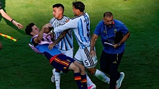 El español Gavi, a la izquierda, cae al suelo mientras se enzarza en un forcejeo con el argentino Leandro Paredes (5) y Thiago Almada durante la final del Mundial de fútbol en