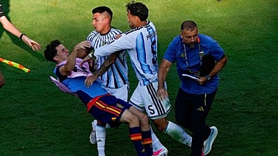 El español Gavi, a la izquierda, cae al suelo mientras se enzarza en un forcejeo con el argentino Leandro Paredes (5) y Thiago Almada durante la final del Mundial de fútbol en