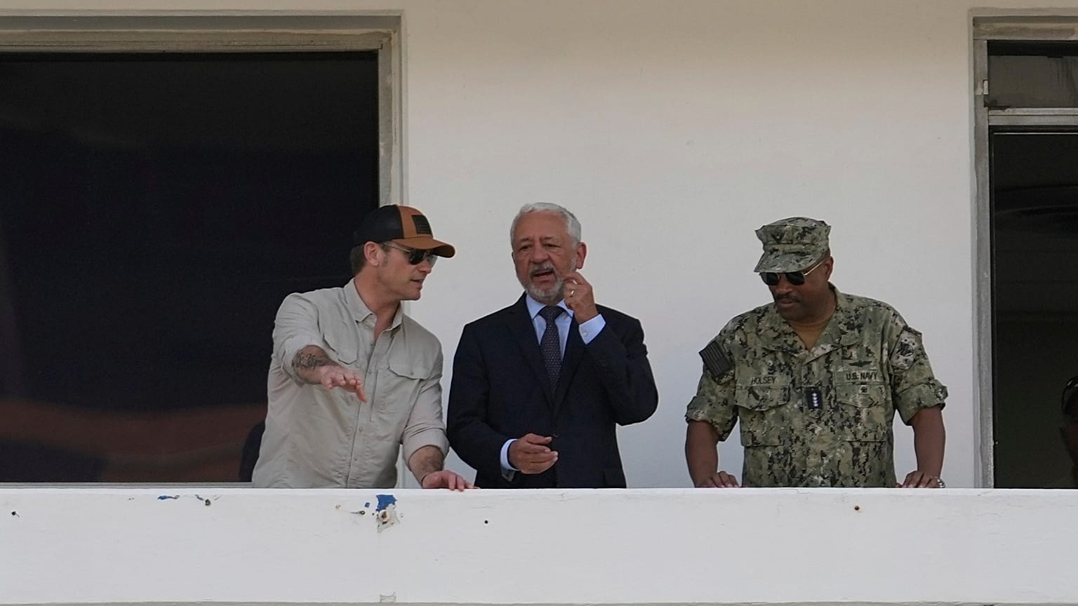 El secretario de Defensa de Estados Unidos, Pete Hegseth, a la izquierda, durante un recorrido por las Esclusas de Miraflores del Canal de Panamá, el 8 de abril de 2025.